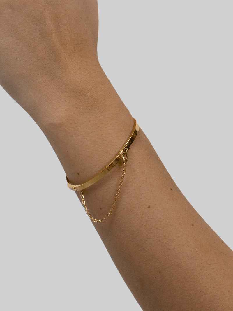 Chain Clasp Bangle Bracelet One Size / Gold